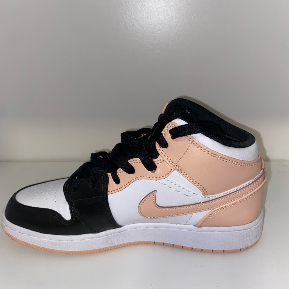 Nike Air Jordans, “Crimson Tint” in great condition worn twice. Size 5 Y - Wom 7